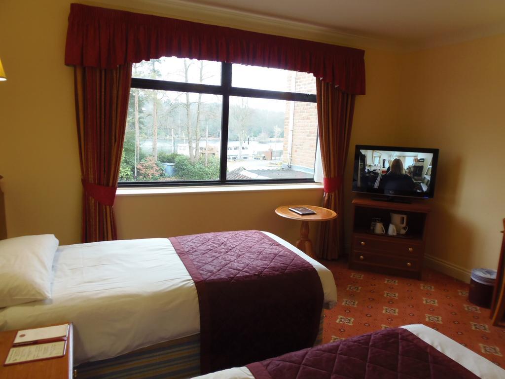 Lakeside Continental Hotel 캠벌리 외부 사진