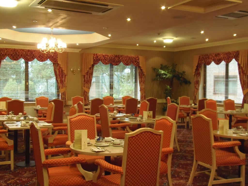 Lakeside Continental Hotel 캠벌리 외부 사진