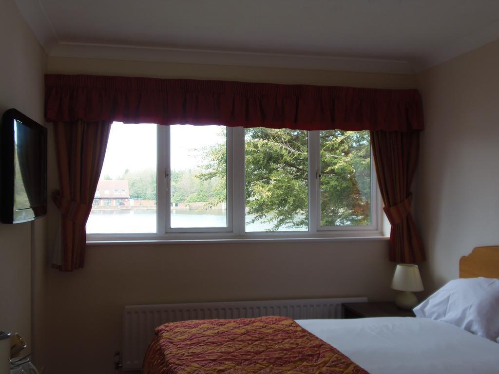 Lakeside Continental Hotel 캠벌리 외부 사진
