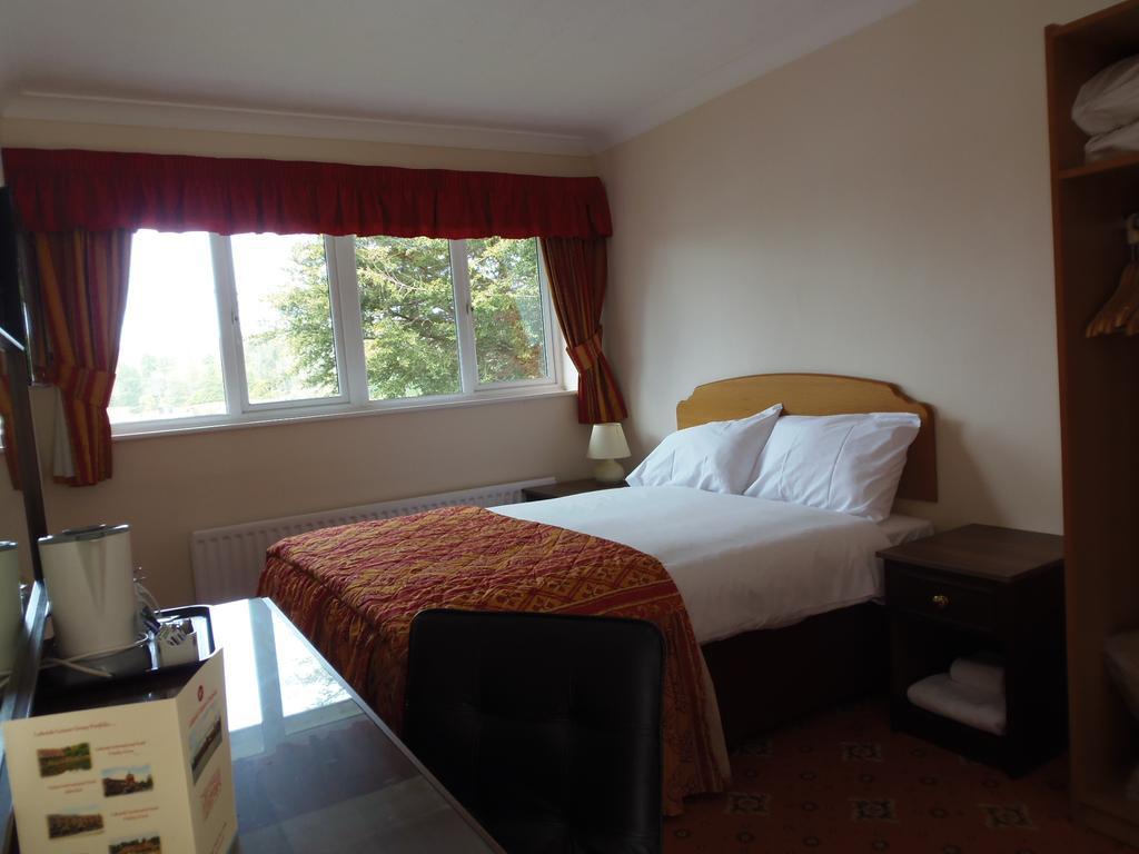 Lakeside Continental Hotel 캠벌리 외부 사진