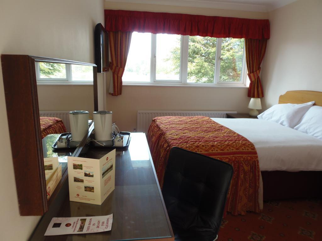 Lakeside Continental Hotel 캠벌리 외부 사진