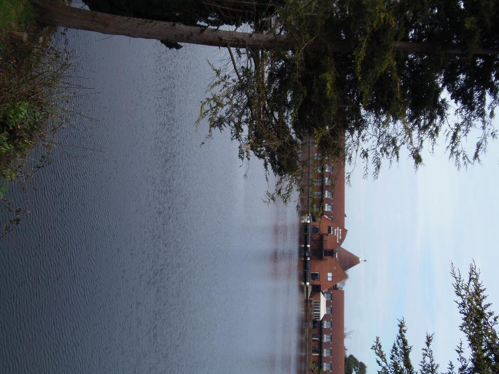 Lakeside Continental Hotel 캠벌리 외부 사진