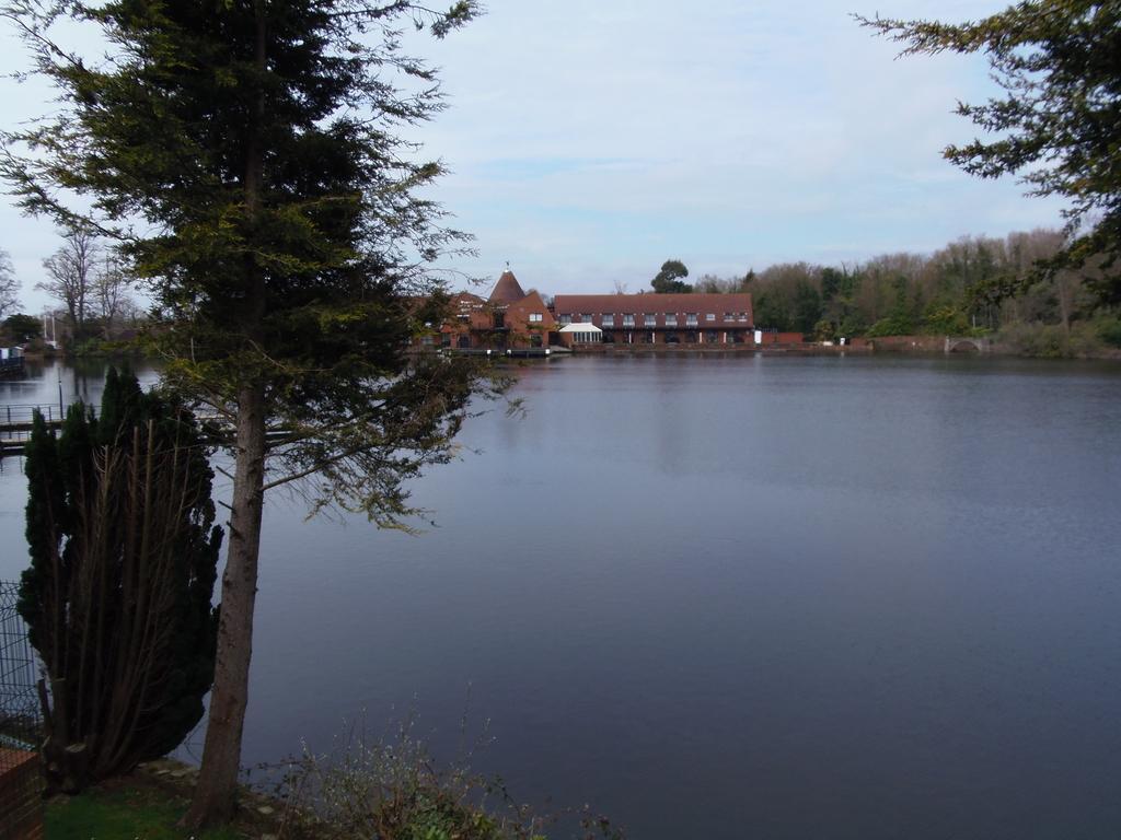 Lakeside Continental Hotel 캠벌리 외부 사진