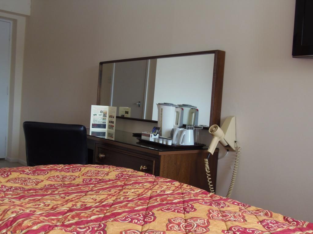 Lakeside Continental Hotel 캠벌리 외부 사진