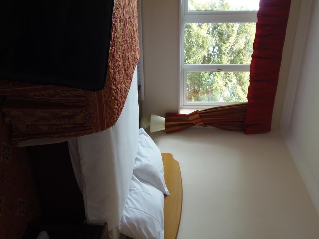 Lakeside Continental Hotel 캠벌리 외부 사진