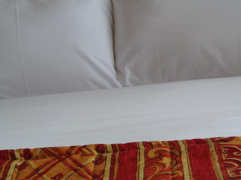 Lakeside Continental Hotel 캠벌리 외부 사진