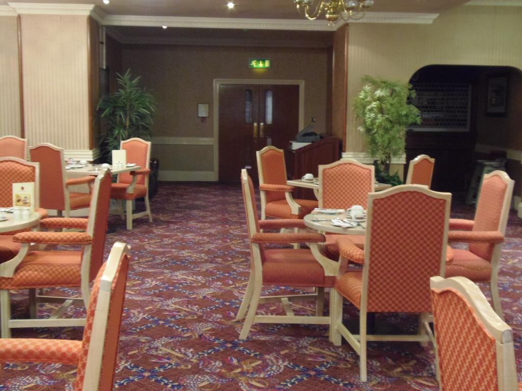 Lakeside Continental Hotel 캠벌리 외부 사진