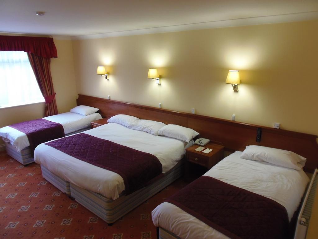 Lakeside Continental Hotel 캠벌리 외부 사진