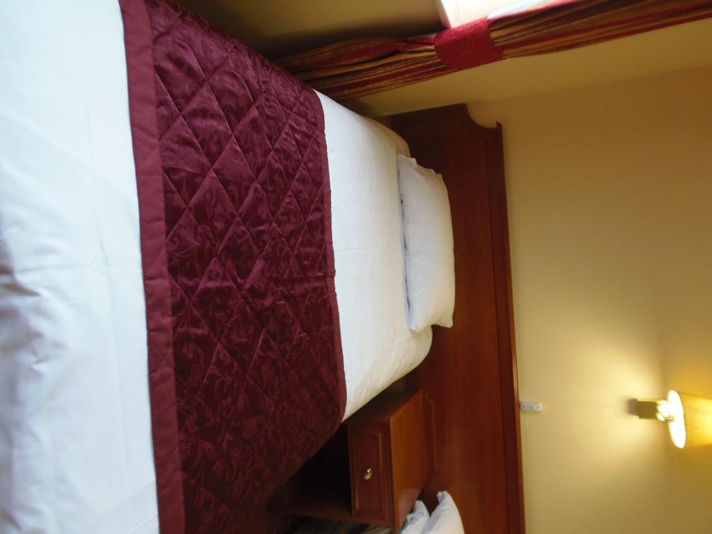 Lakeside Continental Hotel 캠벌리 외부 사진