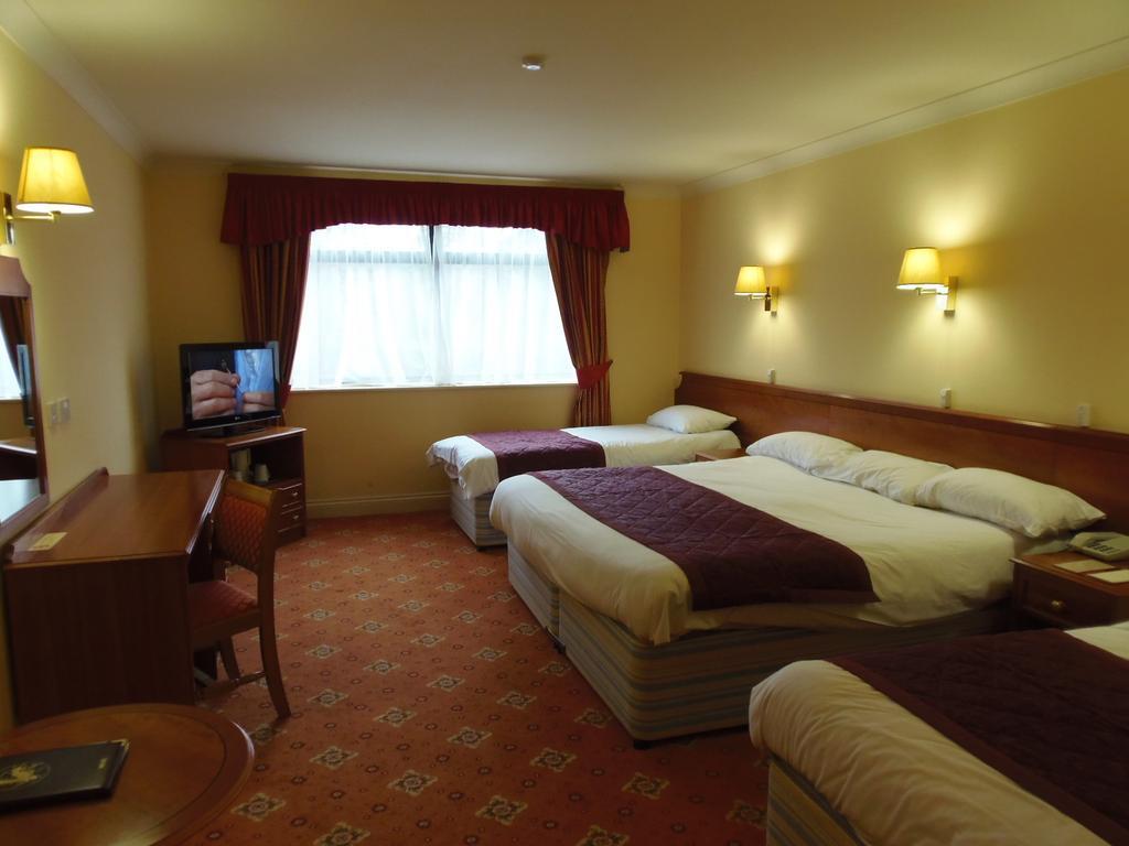 Lakeside Continental Hotel 캠벌리 외부 사진