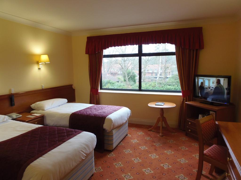 Lakeside Continental Hotel 캠벌리 외부 사진